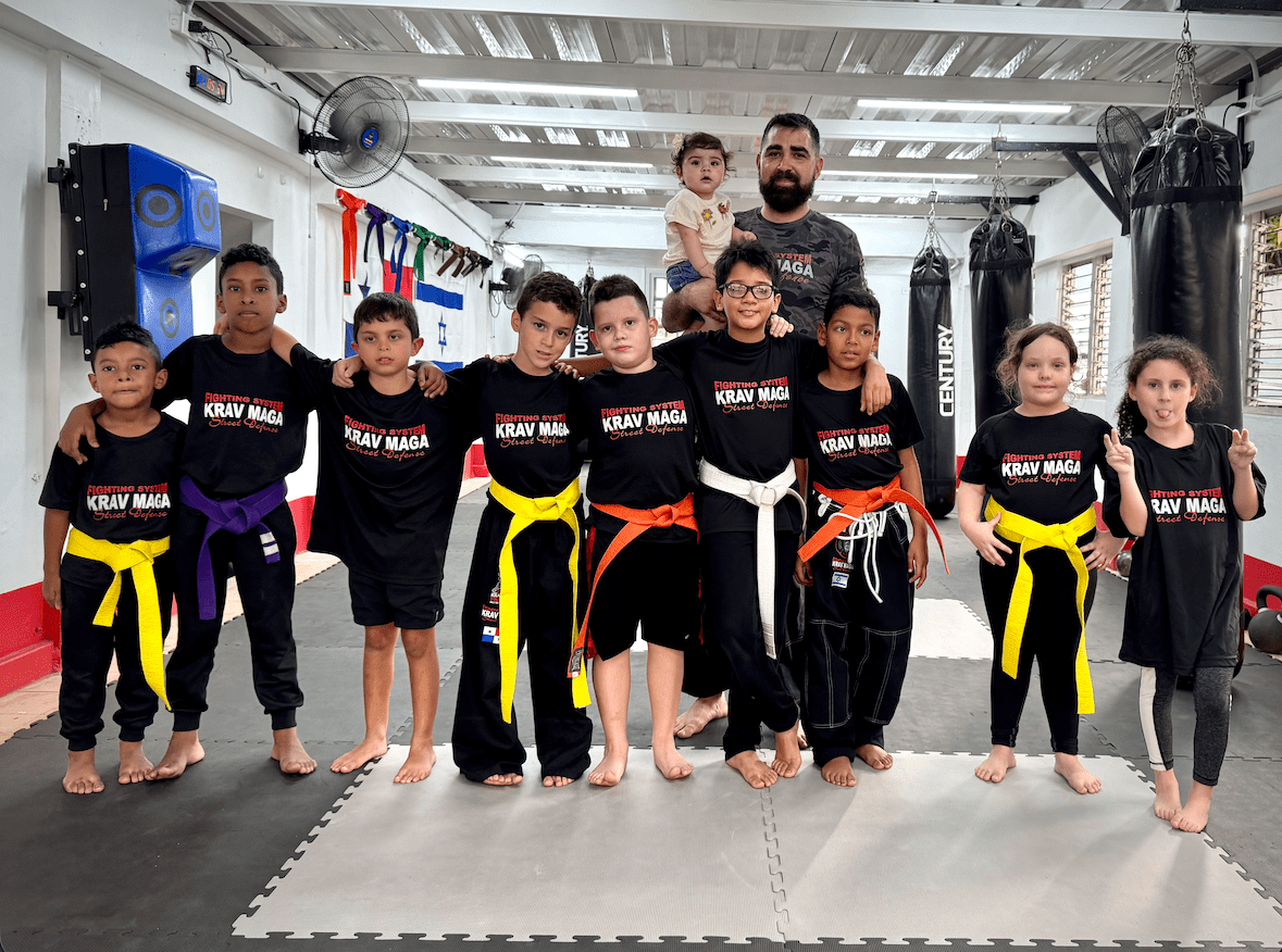 Kids Self defense ES 19 defensa personal niños,defensa personal para niños,artes marciales niños,Krav Maga para niños,clases artes marciales niños,entrenamiento infantil