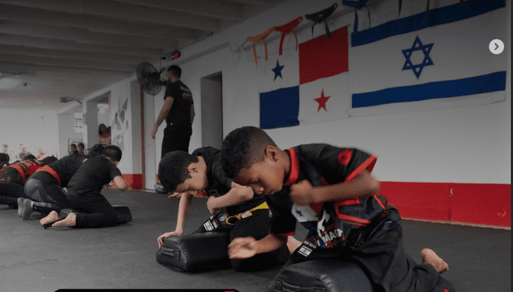 Kids Self defense ES 12 defensa personal niños,defensa personal para niños,artes marciales niños,Krav Maga para niños,clases artes marciales niños,entrenamiento infantil
