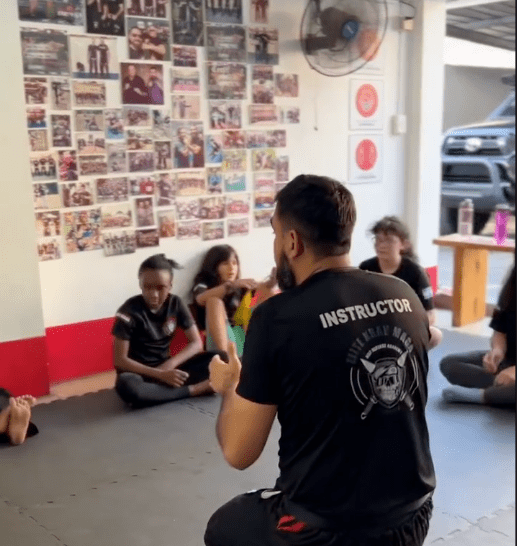 Kids Self defense ES 14 defensa personal niños,defensa personal para niños,artes marciales niños,Krav Maga para niños,clases artes marciales niños,entrenamiento infantil