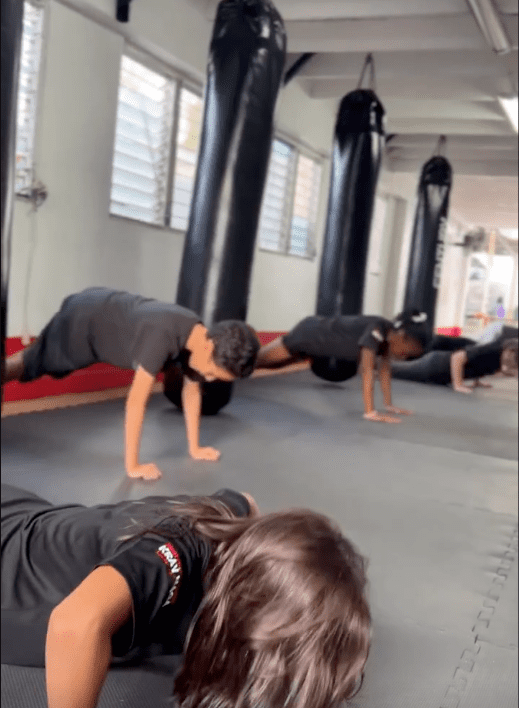 Kids Self defense ES 18 defensa personal niños,defensa personal para niños,artes marciales niños,Krav Maga para niños,clases artes marciales niños,entrenamiento infantil