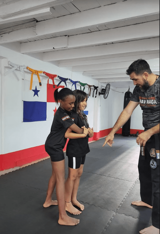 Kids Self defense ES 11 defensa personal niños,defensa personal para niños,artes marciales niños,Krav Maga para niños,clases artes marciales niños,entrenamiento infantil