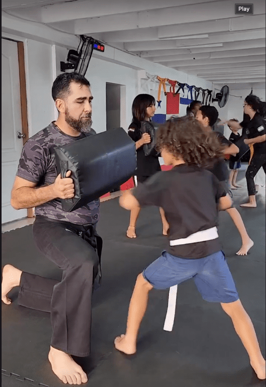 Kids Self defense ES 16 defensa personal niños,defensa personal para niños,artes marciales niños,Krav Maga para niños,clases artes marciales niños,entrenamiento infantil